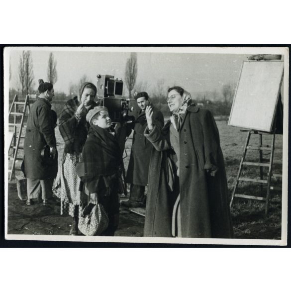 A kabát című film forgatása, Katkics Ilona rendező, főszereplő Gulyás Jóska, Sallai Kornélia, Forgács Ottó operatőr, mozi, filmjelenet, filmtörténet, kommunizmus, 1956, 1950-es évek, Eredeti fotó, feliratozott papírkép. 