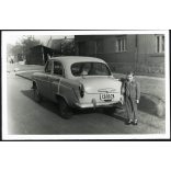 Kisfiú Moszkvics személygépkocsival, Gyöngyös, jármű, közlekedés, autó, helytörténet, szocializmus, 1961, 1960-as évek, Eredeti fotó, hátulján feliratozott papírkép. 