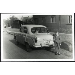   Kisfiú Moszkvics személygépkocsival, Gyöngyös, jármű, közlekedés, autó, helytörténet, szocializmus, 1961, 1960-as évek, Eredeti fotó, hátulján feliratozott papírkép. 
