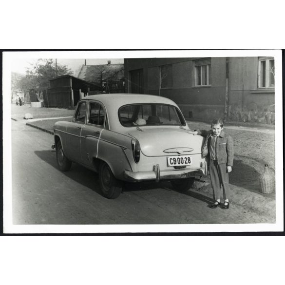 Kisfiú Moszkvics személygépkocsival, Gyöngyös, jármű, közlekedés, autó, helytörténet, szocializmus, 1961, 1960-as évek, Eredeti fotó, hátulján feliratozott papírkép. 