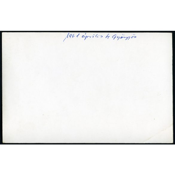 Kisfiú Moszkvics személygépkocsival, Gyöngyös, jármű, közlekedés, autó, helytörténet, szocializmus, 1961, 1960-as évek, Eredeti fotó, hátulján feliratozott papírkép. 