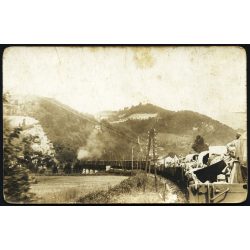   „Csapatszállítás a frontra Ivangorod”, magyar katonák szállítása tehervonaton, 1. világháború, egyenruha, jármű, közlekedés, vasút, monarchia, 1910-es évek, Eredeti fotó, hátulján feliratozott papírkép. 