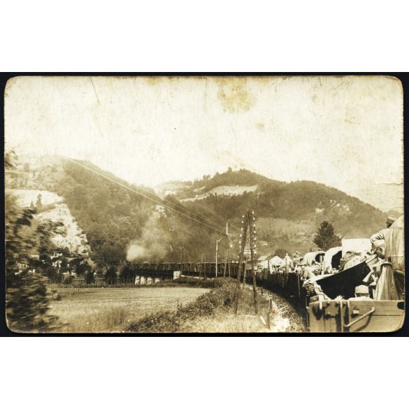 „Csapatszállítás a frontra Ivangorod”, magyar katonák szállítása tehervonaton, 1. világháború, egyenruha, jármű, közlekedés, vasút, monarchia, 1910-es évek, Eredeti fotó, hátulján feliratozott papírkép. 