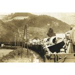 „Csapatszállítás a frontra Ivangorod”, magyar katonák szállítása tehervonaton, 1. világháború, egyenruha, jármű, közlekedés, vasút, monarchia, 1910-es évek, Eredeti fotó, hátulján feliratozott papírkép. 