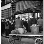 2 darab fotó negatív! Kotnyek Antal fotográfus, Budapest, járókelők a londoni Magyarország-Anglia focimeccs rádióközvetítését hallgatják egy ORION üzlet kirakata előtt, Budapest, Kossuth Lajos utca, Városház utca sarka, 5. kerület, reklám, sport,  ko