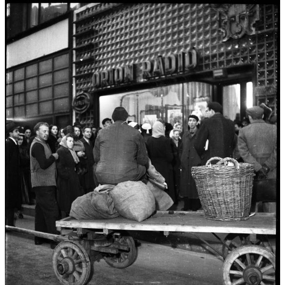 2 darab fotó negatív! Kotnyek Antal fotográfus, Budapest, járókelők a londoni Magyarország-Anglia focimeccs rádióközvetítését hallgatják egy ORION üzlet kirakata előtt, Budapest, Kossuth Lajos utca, Városház utca sarka, 5. kerület, reklám, sport,  ko