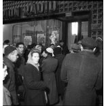 2 darab fotó negatív! Kotnyek Antal fotográfus, Budapest, járókelők a londoni Magyarország-Anglia focimeccs rádióközvetítését hallgatják egy ORION üzlet kirakata előtt, Budapest, Kossuth Lajos utca, Városház utca sarka, 5. kerület, reklám, sport,  ko