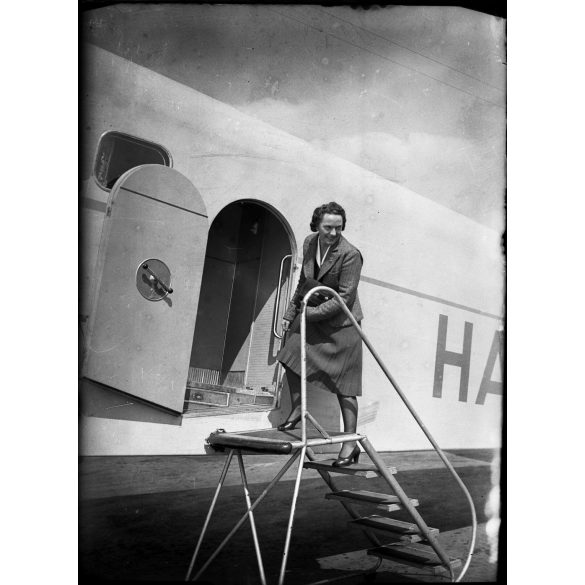 Eredeti üveg NEGATÍV! gróf Kreit Kitty a MALERT egyik első légi utaskísérője, Budaörs, repülőtér, repülőgép, Magyar Légiforgalmi RT.,  Horthy-korszak, 1939, 1930-as évek, Eredeti fotó negatív, üvegnegatív.  