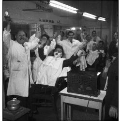   Fotó negatív! Kotnyek Antal fotográfus, Budapest, a londoni magyar-angol labdarúgómérkőzés rádióközvetítését hallgatják egy üzletben, foci, sporttörténet, kommunizmus, 1953, 1950-es évek, „A Sztálin út 45. alatti fodrászszövetkezetben óriási az öröm”