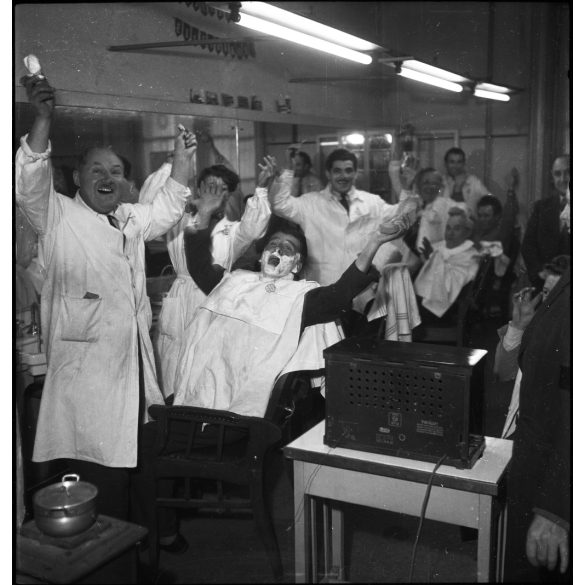 Fotó negatív! Kotnyek Antal fotográfus, Budapest, a londoni magyar-angol labdarúgómérkőzés rádióközvetítését hallgatják egy üzletben, foci, sporttörténet, kommunizmus, 1953, 1950-es évek, „A Sztálin út 45. alatti fodrászszövetkezetben óriási az öröm”