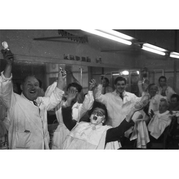 Fotó negatív! Kotnyek Antal fotográfus, Budapest, a londoni magyar-angol labdarúgómérkőzés rádióközvetítését hallgatják egy üzletben, foci, sporttörténet, kommunizmus, 1953, 1950-es évek, „A Sztálin út 45. alatti fodrászszövetkezetben óriási az öröm”