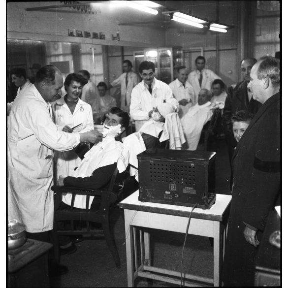 Fotó negatív! Kotnyek Antal fotográfus, Budapest, a londoni magyar-angol labdarúgómérkőzés rádióközvetítését hallgatják egy üzletben, foci, sporttörténet, kommunizmus, 1953, 1950-es évek, Sztálin út 45. alatti fodrászszövetkezet. Eredeti nagyobb mére