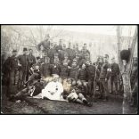 Magyar katonák egy katonai kórházban, egyebruha, hangszerek, 1. világháború előtt, monarchia, Eredeti fotó, hátulján feliratozott papírkép, Nagylakra címezve.  