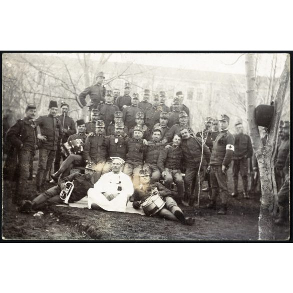 Magyar katonák egy katonai kórházban, egyebruha, hangszerek, 1. világháború előtt, monarchia, Eredeti fotó, hátulján feliratozott papírkép, Nagylakra címezve.  