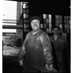   Fotó negatív! Ráth Károly fotográfus, Csepel (Budapest), Nagy Géza sztahanovista munkás, kohász, gyár, ipar, foglalkozás, kommunizmus, 1951, 1950-es évek, „"A munka öröme izzik az izzó vas mellett Nagy Géza arcán". (Béke és Szabadság)”. A fotó