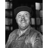 Fotó negatív! Ráth Károly fotográfus, Csepel (Budapest), Nagy Géza sztahanovista munkás, kohász, gyár, ipar, foglalkozás, kommunizmus, 1951, 1950-es évek, „"A munka öröme izzik az izzó vas mellett Nagy Géza arcán". (Béke és Szabadság)”. A fotó