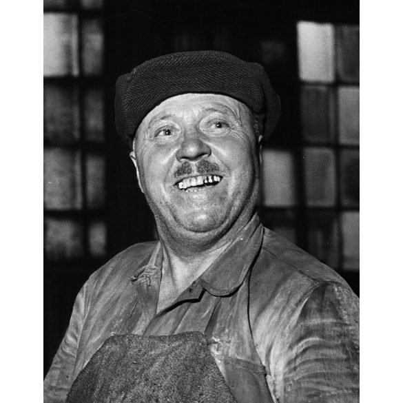 Fotó negatív! Ráth Károly fotográfus, Csepel (Budapest), Nagy Géza sztahanovista munkás, kohász, gyár, ipar, foglalkozás, kommunizmus, 1951, 1950-es évek, „"A munka öröme izzik az izzó vas mellett Nagy Géza arcán". (Béke és Szabadság)”. A fotó