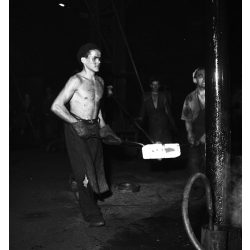   Fotó negatív! Ráth Károly fotográfus, Csepel (Budapest), Molnár Mátyás ifjúmunkás, munkás, kohász, gyár, ipar, foglalkozás, kommunizmus, 1951, 1950-es évek, „Az erős magyar nehézipar egyik kovácsa, Molnár Mátyás ifjúmunkás. (Béke és Szabadság)”. A fo