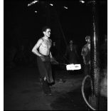 Fotó negatív! Ráth Károly fotográfus, Csepel (Budapest), Molnár Mátyás ifjúmunkás, munkás, kohász, gyár, ipar, foglalkozás, kommunizmus, 1951, 1950-es évek, „Az erős magyar nehézipar egyik kovácsa, Molnár Mátyás ifjúmunkás. (Béke és Szabadság)”. A fo