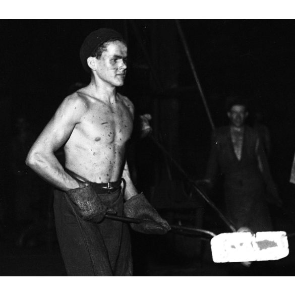 Fotó negatív! Ráth Károly fotográfus, Csepel (Budapest), Molnár Mátyás ifjúmunkás, munkás, kohász, gyár, ipar, foglalkozás, kommunizmus, 1951, 1950-es évek, „Az erős magyar nehézipar egyik kovácsa, Molnár Mátyás ifjúmunkás. (Béke és Szabadság)”. A fo