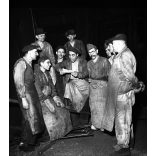 Fotó negatív! Ráth Károly fotográfus, Csepel (Budapest), kohászok pihenés közben, munkás, kohász, gyár, ipar, foglalkozás, kommunizmus, 1951, 1950-es évek, „Elvtársak! Győztünk! harsogott a párttitkár hangja. Évi tervünket a Rákosi Mátyás Művek üzemr