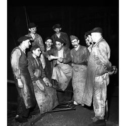   Fotó negatív! Ráth Károly fotográfus, Csepel (Budapest), kohászok pihenés közben, munkás, kohász, gyár, ipar, foglalkozás, kommunizmus, 1951, 1950-es évek, „Elvtársak! Győztünk! harsogott a párttitkár hangja. Évi tervünket a Rákosi Mátyás Művek üzemr