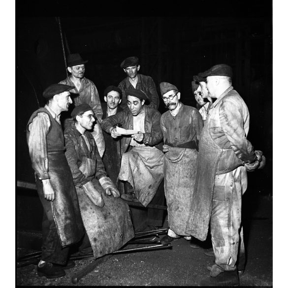 Fotó negatív! Ráth Károly fotográfus, Csepel (Budapest), kohászok pihenés közben, munkás, kohász, gyár, ipar, foglalkozás, kommunizmus, 1951, 1950-es évek, „Elvtársak! Győztünk! harsogott a párttitkár hangja. Évi tervünket a Rákosi Mátyás Művek üzemr
