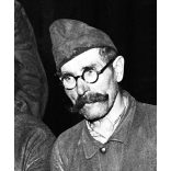 Fotó negatív! Ráth Károly fotográfus, Csepel (Budapest), kohászok pihenés közben, munkás, kohász, gyár, ipar, foglalkozás, kommunizmus, 1951, 1950-es évek, „Elvtársak! Győztünk! harsogott a párttitkár hangja. Évi tervünket a Rákosi Mátyás Művek üzemr