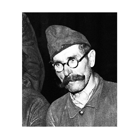 Fotó negatív! Ráth Károly fotográfus, Csepel (Budapest), kohászok pihenés közben, munkás, kohász, gyár, ipar, foglalkozás, kommunizmus, 1951, 1950-es évek, „Elvtársak! Győztünk! harsogott a párttitkár hangja. Évi tervünket a Rákosi Mátyás Művek üzemr