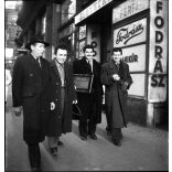 3 darab fotó negatív! Ráth Károly fotográfus, Budapest, Sztálin út 45, a londoni magyar-angol labdarúgómérkőzés rádióközvetítésére rádiókészüléket visznek a fodrászüzletbe, Albert Antal fodrász, foci, sporttörténet, kommunizmus, 1953, 1950-es évek, "