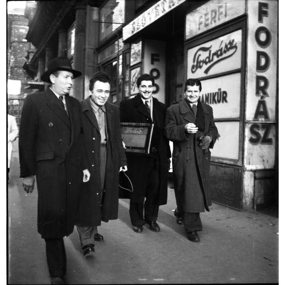 3 darab fotó negatív! Ráth Károly fotográfus, Budapest, Sztálin út 45, a londoni magyar-angol labdarúgómérkőzés rádióközvetítésére rádiókészüléket visznek a fodrászüzletbe, Albert Antal fodrász, foci, sporttörténet, kommunizmus, 1953, 1950-es évek, "