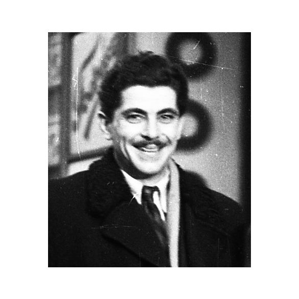 3 darab fotó negatív! Ráth Károly fotográfus, Budapest, Sztálin út 45, a londoni magyar-angol labdarúgómérkőzés rádióközvetítésére rádiókészüléket visznek a fodrászüzletbe, Albert Antal fodrász, foci, sporttörténet, kommunizmus, 1953, 1950-es évek, "