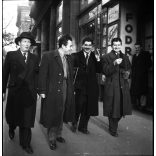 3 darab fotó negatív! Ráth Károly fotográfus, Budapest, Sztálin út 45, a londoni magyar-angol labdarúgómérkőzés rádióközvetítésére rádiókészüléket visznek a fodrászüzletbe, Albert Antal fodrász, foci, sporttörténet, kommunizmus, 1953, 1950-es évek, "