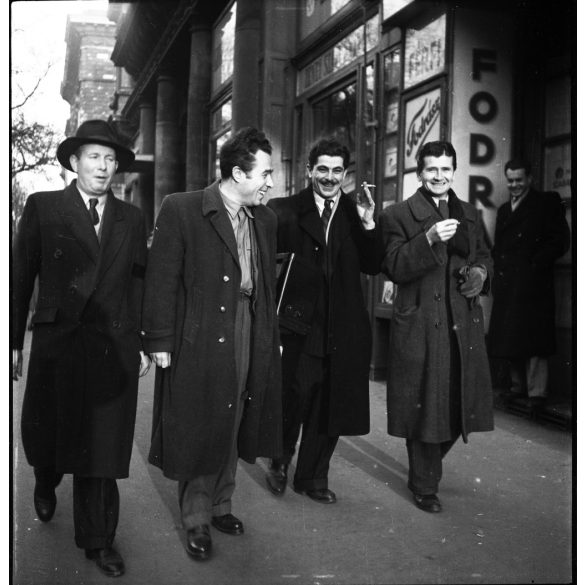 3 darab fotó negatív! Ráth Károly fotográfus, Budapest, Sztálin út 45, a londoni magyar-angol labdarúgómérkőzés rádióközvetítésére rádiókészüléket visznek a fodrászüzletbe, Albert Antal fodrász, foci, sporttörténet, kommunizmus, 1953, 1950-es évek, "