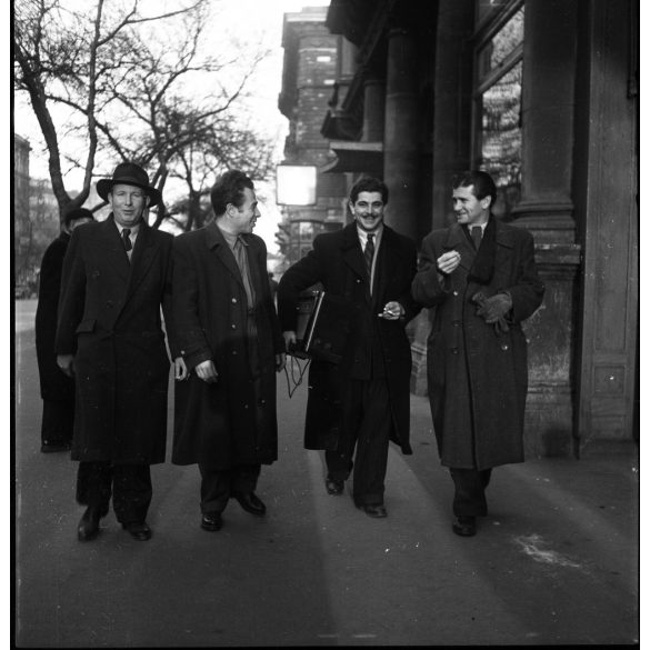 3 darab fotó negatív! Ráth Károly fotográfus, Budapest, Sztálin út 45, a londoni magyar-angol labdarúgómérkőzés rádióközvetítésére rádiókészüléket visznek a fodrászüzletbe, Albert Antal fodrász, foci, sporttörténet, kommunizmus, 1953, 1950-es évek, "