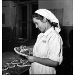 2 darab fotó negatív, Kotnyek Antal fotóriporter munkája, mézeskalácskészítő szövetkezet vidám dolgozója, Budapest, Erzsébetváros, Csányi utca 1-3, gyár, foglalkozás, munkás, üzem, cukrászda, kommunizmus, helytörténet, , 1950-es évek,  Eredeti nagyob