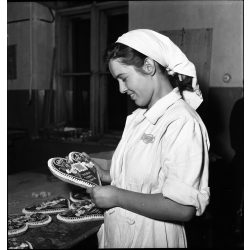   2 darab fotó negatív, Kotnyek Antal fotóriporter munkája, mézeskalácskészítő szövetkezet vidám dolgozója, Budapest, Erzsébetváros, Csányi utca 1-3, gyár, foglalkozás, munkás, üzem, cukrászda, kommunizmus, helytörténet, , 1950-es évek,  Eredeti nagyob