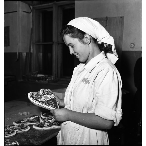 2 darab fotó negatív, Kotnyek Antal fotóriporter munkája, mézeskalácskészítő szövetkezet vidám dolgozója, Budapest, Erzsébetváros, Csányi utca 1-3, gyár, foglalkozás, munkás, üzem, cukrászda, kommunizmus, helytörténet, , 1950-es évek,  Eredeti nagyob