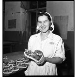 2 darab fotó negatív, Kotnyek Antal fotóriporter munkája, mézeskalácskészítő szövetkezet vidám dolgozója, Budapest, Erzsébetváros, Csányi utca 1-3, gyár, foglalkozás, munkás, üzem, cukrászda, kommunizmus, helytörténet, , 1950-es évek,  Eredeti nagyob