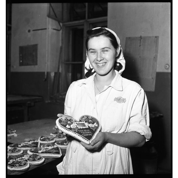 2 darab fotó negatív, Kotnyek Antal fotóriporter munkája, mézeskalácskészítő szövetkezet vidám dolgozója, Budapest, Erzsébetváros, Csányi utca 1-3, gyár, foglalkozás, munkás, üzem, cukrászda, kommunizmus, helytörténet, , 1950-es évek,  Eredeti nagyob