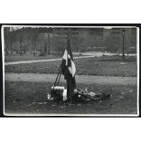 Elesett forradalmár lukas zászlókkal, Budapest, Köztársaság tér, forradalom, ötvenhat, VIII. kerület, kommunizmus, 1956, 1950-es évek, , Eredeti fotó, papírkép. 
