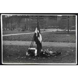   Elesett forradalmár lukas zászlókkal, Budapest, Köztársaság tér, forradalom, ötvenhat, VIII. kerület, kommunizmus, 1956, 1950-es évek, , Eredeti fotó, papírkép. 