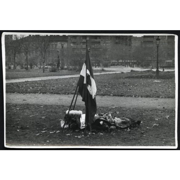 Elesett forradalmár lukas zászlókkal, Budapest, Köztársaság tér, forradalom, ötvenhat, VIII. kerület, kommunizmus, 1956, 1950-es évek, , Eredeti fotó, papírkép. 