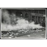 Szovjet és kommunista propaganda könyvek és újságok égnek a Horizont könyvesbolt előtt., Budapest, forradalom, ötvenhat, V. kerület, Kossuth Lajos utca,  kommunizmus, 1956, 1950-es évek, Eredeti fotó, papírkép.   