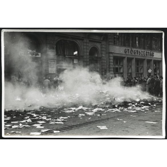 Szovjet és kommunista propaganda könyvek és újságok égnek a Horizont könyvesbolt előtt., Budapest, forradalom, ötvenhat, V. kerület, Kossuth Lajos utca,  kommunizmus, 1956, 1950-es évek, Eredeti fotó, papírkép.   