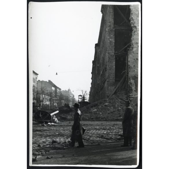 Romos laktanya, Budapest, forradalom, ötvenhat, IX. kerület, Üllői út, Ferenc körút sarka, kommunizmus, 1956, 1950-es évek, Eredeti fotó, papírkép.  