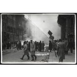 Szovjet és kommunista  propaganda könyvek és újságok égnek a Horizont könyvesbolt előtt., Budapest, forradalom, ötvenhat, Astoria, V. kerület, Kossuth Lajos utca,  kommunizmus, 1956, 1950-es évek, Eredeti fotó, papírkép, keresztben törésnyom. 