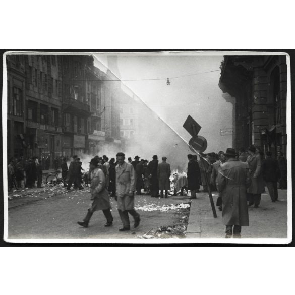 Szovjet és kommunista  propaganda könyvek és újságok égnek a Horizont könyvesbolt előtt., Budapest, forradalom, ötvenhat, Astoria, V. kerület, Kossuth Lajos utca,  kommunizmus, 1956, 1950-es évek, Eredeti fotó, papírkép, keresztben törésnyom. 