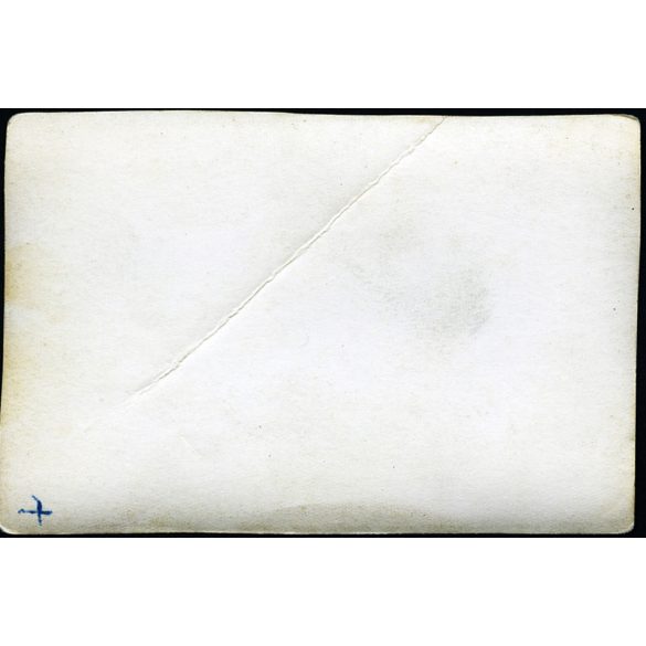 Szovjet és kommunista  propaganda könyvek és újságok égnek a Horizont könyvesbolt előtt., Budapest, forradalom, ötvenhat, Astoria, V. kerület, Kossuth Lajos utca,  kommunizmus, 1956, 1950-es évek, Eredeti fotó, papírkép, keresztben törésnyom. 