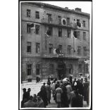 A Magyar Dolgozók Pártjának (MDP) VIII. kerületi székháza súlyosan megrongálódva, golyónyomokkal és belőtt ablakokkal, Budapest, Köztársaság tér, forradalom, ötvenhat, VIII. kerület,  kommunizmus, 1956, 1950-es évek, Eredeti fotó, papírkép. 